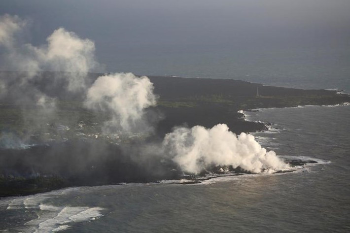 Dung nham núi lửa KIlauea đổ xuống Thái Bình Dương ở phía Đông Pahoa.
