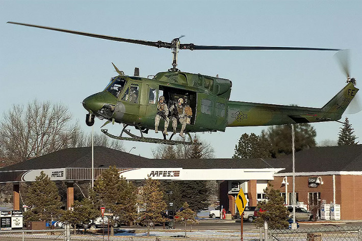 Chính vì vậy mà vai trò của UH-1N trong biên chế Quân đội Mỹ thường là hỗ trợ hỏa lực trên không, chi viện chiến trường, trinh sát tầm thấp và cứu thương chiến trường. Điều này có thể thấy rõ qua nhiệm vụ của UH-1N trong Chiến tranh Việt Nam vào đầu năm 1970. Nguồn ảnh: The Drive.