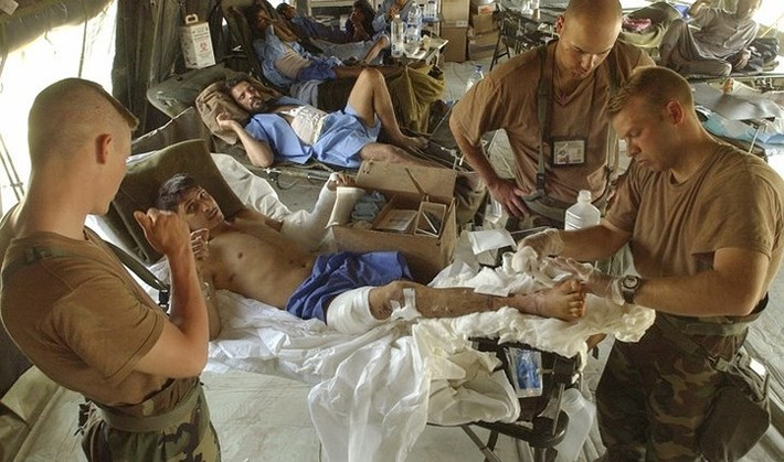 Quân y Mỹ tại căn cứ không quân Tallil ở nam Iraq chăm sóc thương binh.
