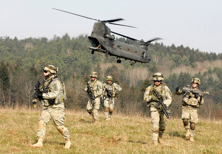 Trực thăng CH-47 Chinook thả binh sĩ Mỹ xuống điểm tập kết tham gia cuộc tập trận tại Hohenfels, Đức.