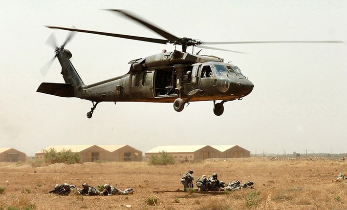 Trực thăng UH-60 Black Hawk yểm trợ cho binh sĩ Mỹ trong đợt tập trận tại trại Taji, Iraq.