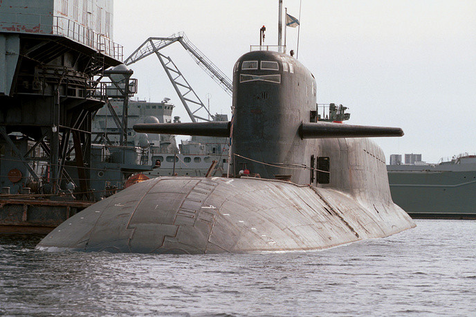 Tàu ngầm hạt nhân Novomoskovsk (K-407) thuộc lớp Delfin trong hạm đội Biển Bắc của Nga. Được hạ thủy từ năm 1990, tới năm 1992 tàu ngầm hạt nhân K-407 chính thức được biên chế vào Hạm đội Biển Bắc. Tàu có độ giãn nước tối đa khi lặn 18200 tấn, tốc độ tối đa 24 hải lý trên giờ, biên chế đủ 135 thủy thủ đoàn cùng sỹ quan. Tàu được trang bị 14 tên lửa RSM-54 trên 16 giếng phóng, 4 ống phóng ngư lôi 533 mm và có khả năng mang theo tối đa 12 ngư lôi. Nguồn ảnh: TASS.