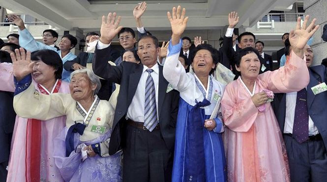 Hầu hết các thành viên trong những gia đình bị chia cắt đều đang ở độ tuổi từ 70 trở lên, và rất mong muốn được đoàn tụ với người thân trước khi “nhắm mắt xuôi tay”. Ảnh: AP.