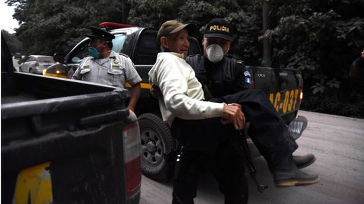 Cảnh sát đang sơ tán người dân bị ảnh hưởng bởi núi lửa ở Alotenango. Ảnh: AFP.