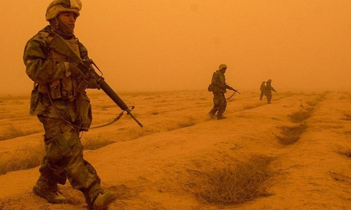 Lính Mỹ tuần tra quanh khu vực bố trí trọng pháo của họ ở miền trung Iraq nhằm bảo đảm an toàn cho việc di chuyển pháo, vào ngày 26/3/2003.
