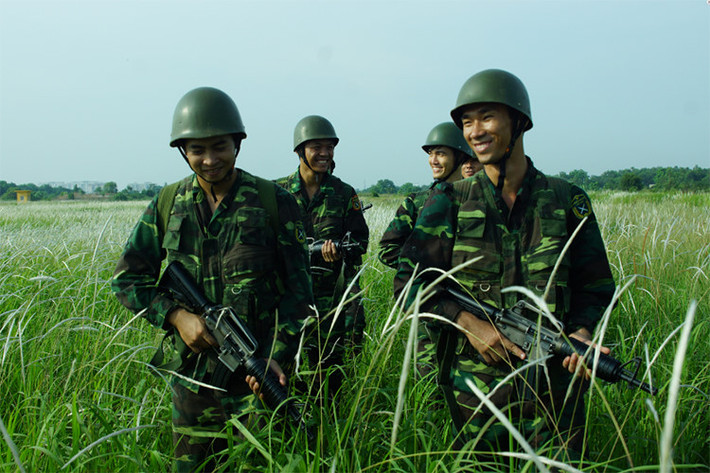 Sina còn so sánh trang bị của trinh sát đặc nhiệm Việt Nam với Cảnh sát vũ trang Trung Quốc vốn cũng có trang bị gọn nhẹ, giúp người lính cơ động hơn trên chiến trường cũng như phù hợp với nhiệm vụ. Nguồn ảnh: Báo Quân khu 7.