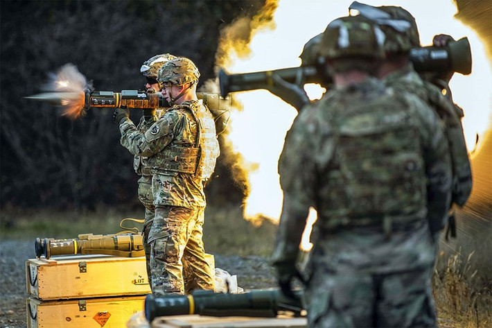 Lính Mỹ bắn súng M136E1 AT4-CS trong đợt huấn luyện tại căn cứ chung Elmendorf-Richardson, Alaska.