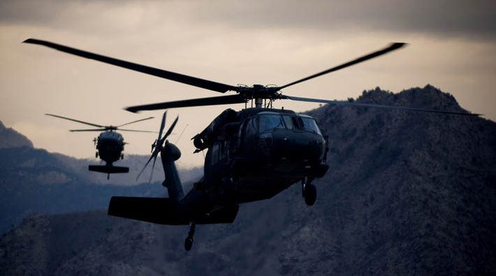 Các trực thăng UH-60 Black Hawk chuẩn bị đưa binh sĩ hạ cánh xuống điểm tập kết tại căn cứ Kalagush, Afghanistan.