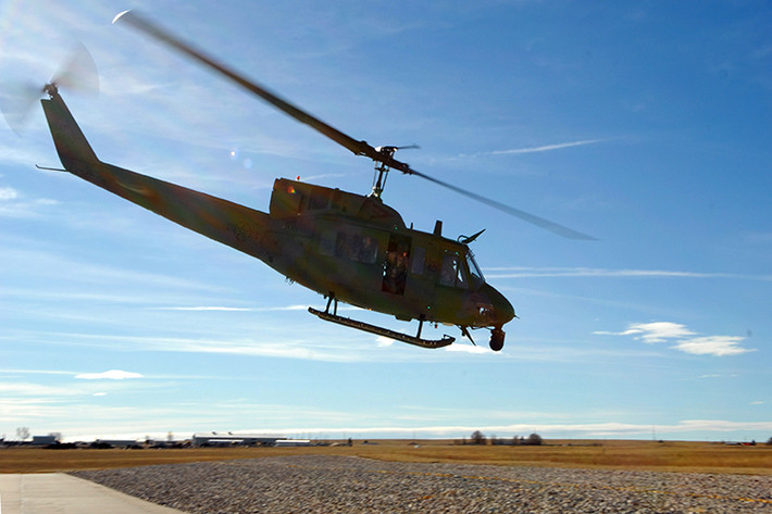 Tuy nhiên, khả năng vận tải UH-1N lại kém hơn so với UH-1 do có diện tích sàn nhỏ hơn, một chiếc UH-1N chỉ có thể mang theo từ 6-8 binh sĩ trong khi đó UH-1 con số này có thể lên 14 người. Nguồn ảnh: Warren Air Force Base.