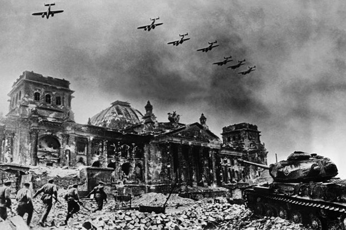 Tòa nhà quốc hội Đức – Reichstag trở thành cột mốc cuối cùng của các cánh quân Hồng quân Liên Xô khi tiến vào Berlin vào những ngày tháng 4/1945. Nguồn ảnh: sansimera.gr.