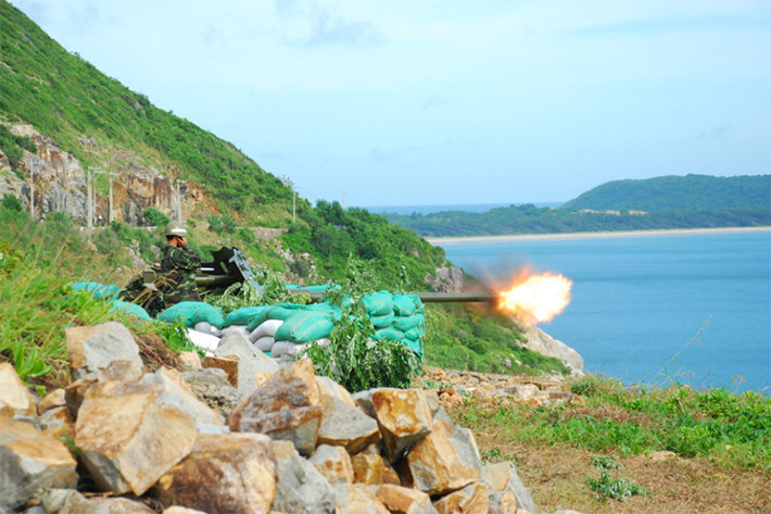 Phát huy truyền thống anh hùng trong chiến tranh giải phóng và bảo vệ Tổ quốc, cán bộ, chiến sĩ Binh chủng Pháo binh cũng như lực lượng pháo binh Quân khu 7 đang nỗ lực phấn đấu xây dựng đơn vị vững mạnh, đáp ứng yêu cầu, nhiệm vụ trong tình hình mới. Ảnh: Pháo 85, lực lượng vũ trang huyện Côn Đảo diễn tập bắn biển.