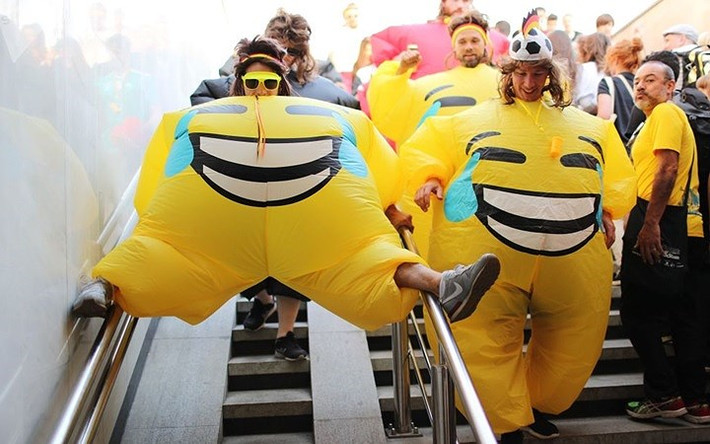 Cổ động viên trong trang phục "Emoji" tại ga tàu điện ngầm ở thành phố Moscow trong những ngày đầu World Cup khởi tranh.
