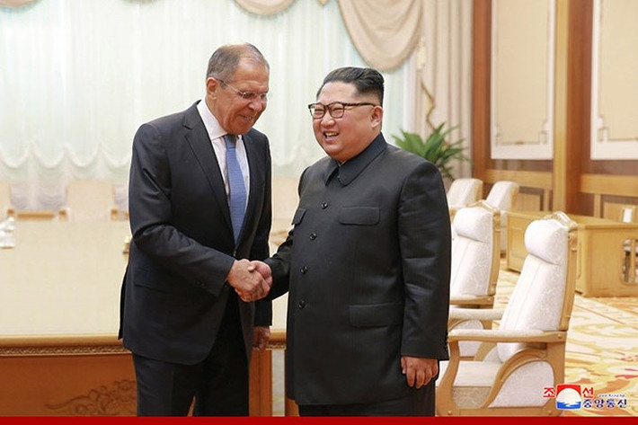 Nhà lãnh đạo Triều Tiên Kim Jong-un vui vẻ bắt tay Ngoại trưởng Nga Sergei Lavrov. Hai bên cũng khẳng định sẽ tăng cường quan hệ song phương trong dịp kỷ niệm 70 năm thiết lập quan hệ ngoại giao giữa 2 nước.