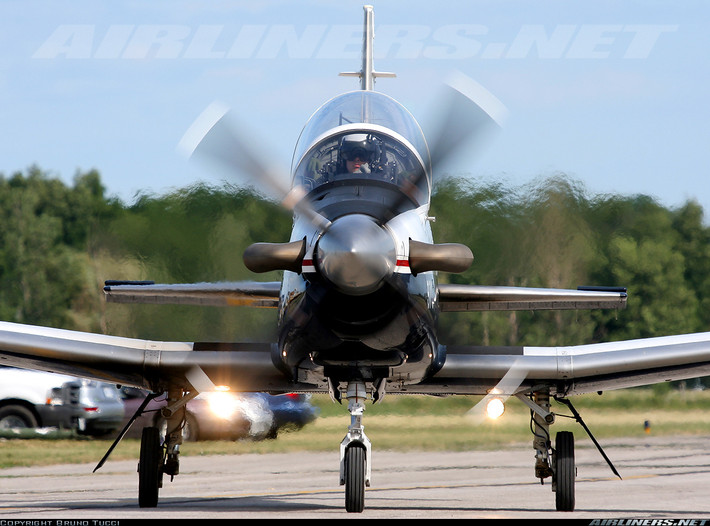 Với PT6A-68, máy bay T-6 Texan II có thể di chuyển với vận tốc đa 515km/h với trần bay 9.400 mét và có tầm hoạt động hơn 1.600km. Như nhiều dòng máy bay huấn luyện khác T-6 Texan II cũng có hai chỗ ngồi và máy bay có thể được điều khiển từ chỗ của phi công chính và phi công phụ. Nguồn ảnh: Airliners