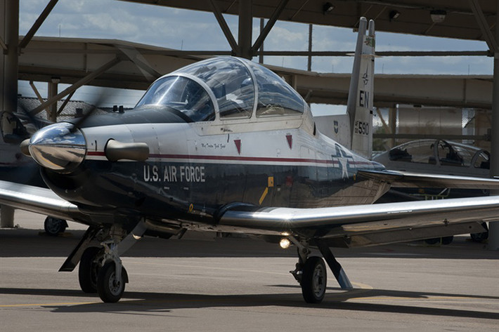 Máy bay huấn luyện T-6 Texan II phục vụ trong hầu hết các đơn vị huấn luyện không quân của Quân đội Mỹ với số lượng biên chế vào khoảng vài trăm đơn vị. Nhiều khả năng T-6 Texan II sẽ là mẫu máy bay huấn luyện được Mỹ lựa chọn chuyển giao cho Việt Nam bởi tính đa năng của dòng máy bay này. Nguồn ảnh: Military Factory.