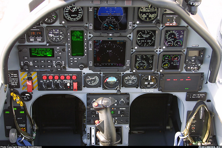 Mặc dù có thiết kế của một máy bay huấn luyện cánh quạt cơ bản nhưng T-6 Texan II vẫn có thể được chuyển đổi thành một máy bay tấn công hạng nhẹ khi cần thiết ở một số biến thể nhất định. Nguồn ảnh: Airliners.