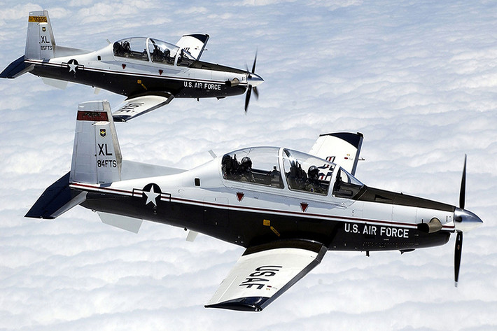 Còn đối với Beechcraft T-6 Texan II, đây là dòng máy bay huấn luyện cơ bản sử dụng động cơ cánh quạt, được Không quân Mỹ đưa vào trang bị từ đầu những năm 2000 và hiện đang được sử dụng tại hơn 10 nước. Nguồn ảnh: Military Factory.