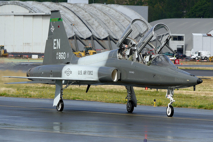 Nếu T-6 Texan II là mẫu máy bay huấn luyện mới của Không quân Mỹ, thì Northrop T-38 Talon lại hoàn toàn ngược lại khi đây là dòng máy bay huấn luyện có niên hạn phục vụ lâu nhất trong Quân đội Mỹ với thời gian gần 60 năm kể từ biến thể đầu tiên. Nguồn ảnh: DefPost.