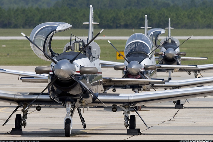 T-6 Texan II có chiều dài cơ bản vào khoảng 10.1 mét, sải cánh 10.1 mét, nó có trọng lượng cất cánh tối đa là gần 3 tấn. T-6 Texan II được trang bị một động cơ Pratt & Whitney PT6A-68 turboprop có công suất vào khoảng 1,100 shp. Nguồn ảnh: Airliners.