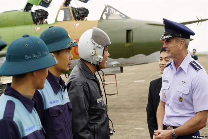 Việt Nam thời gian qua cũng đã có nhiều động thái cho thấy thiên về phương án đặt mua F-16 như cử phi công sang Mỹ tập huấn hay đề nghị được nhận lại F-16 theo trường hợp như Indonesia. Đây cũng là điều hợp lý vì F-16 tỏ ra là chiếc chiến đấu cơ hạng nhẹ phù hợp nhất với chúng ta trong giai đoạn hiện nay. Nguồn ảnh: Wikipedia.