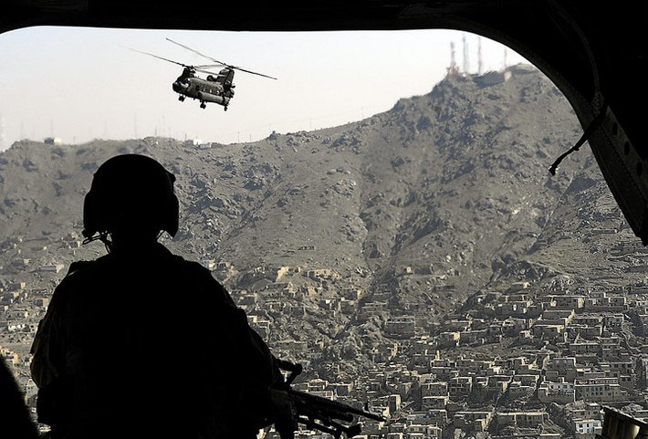 Trực thăng vận tải CH-47 Chinook bay quanh khu vực tập trận của binh sĩ Mỹ tại Kabul, Afghanistan.