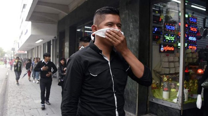 Người dân được khuyến cáo nên đeo khẩu trang. Ảnh: Getty.