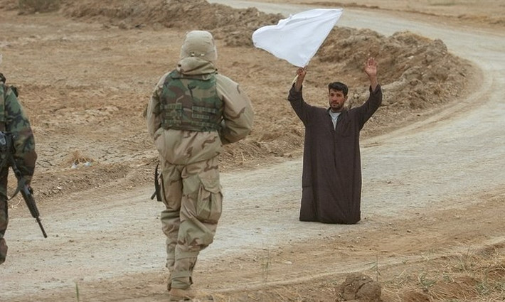 Một người Iraq đầu hàng binh lính Mỹ.