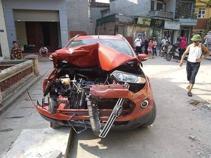 Theo đó, vào khoảng 15h35 ngày 17/7, chiếc xe ô tô mang BKS 30E-180.54 do anh Vũ Văn Thắng (SN 1981, trú tại ở thôn Tri Lễ, xã Tân Ước, huyện Thanh Oai, Hà Nội) điều khiển di chuyển trên đường Kinh tế phía Nam Cienco 5 thuộc địa bàn xã Cự Khê, huyện Thanh Oai, Hà Nội đã xảy ra tai nạn liên hoàn. (Ảnh: Infonet)