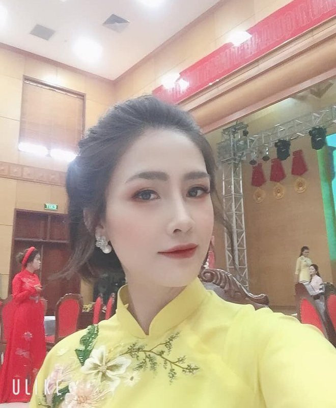 May mắn, khi được cho ăn và dỗ dành, cháu bé ngoan ngoãn không còn khóc nữa. “Thấy cháu bé có vẻ đói, tôi đã mua sữa cho cháu uống, nhưng cháu vẫn khóc. Sau khi mua thêm cháo và bón cho cháu ăn, cháu đã ngoan ngoãn nằm trong vòng tay tôi và không còn khóc nữa”, Thượng úy Ly chia sẻ.