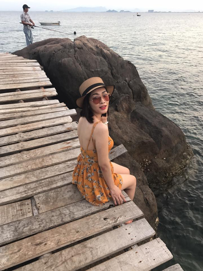 Sau khi báo chí đưa tin, những hình ảnh đời thường của nữ thiếu úy công an xinh đẹp được nhiều "fan" hâm mộ lục tìm.