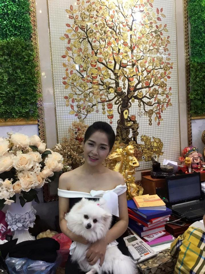 Nhiều người cảm phục với nghĩa cử của nữ công an vừa đẹp người vừa đẹp nết.