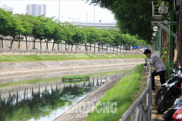 Nhiều người dân tỏ vẻ ngán ngẩm khi chứng kiến tình trạng trên.