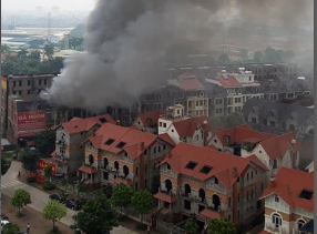 Khói bốc lên nghi ngút.