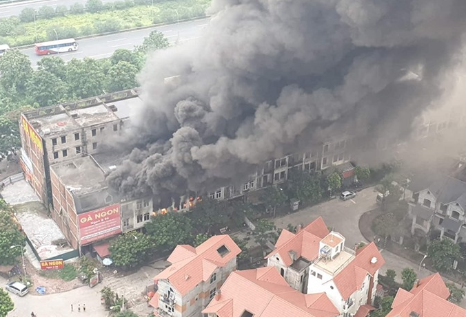 Khi ngọn lửa vừa bùng phát, khói đen bốc cao, phủ kín 1 vùng trời.