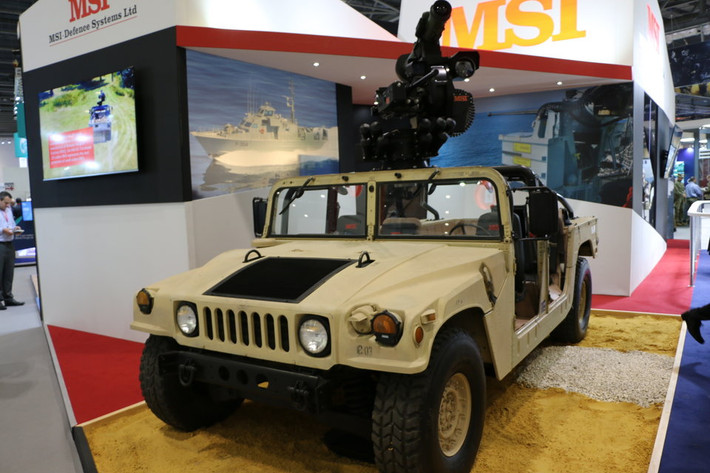 Xe Humvee với hệ thống pháo tự động gắn trên nóc xe có thể điều khiển qua máy tính. Nguồn ảnh: BI.