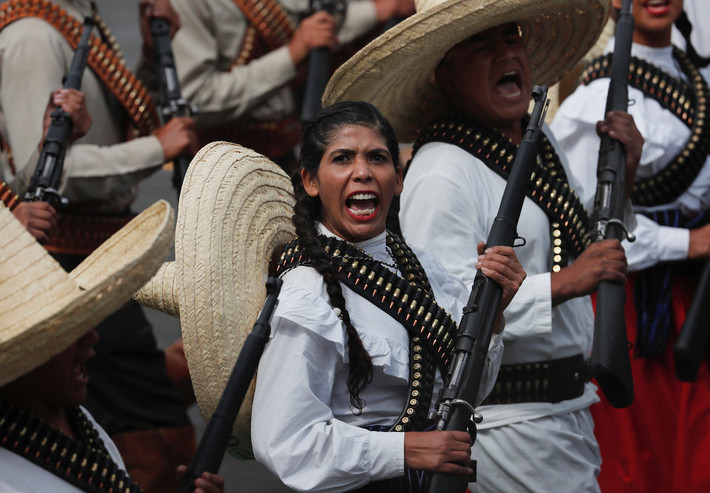 Dân quân Mexico với vũ trang súng trường cùng quân phục màu trắng truyền thống tiến qua lễ đài. Nguồn ảnh: BI.