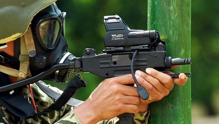 Mẫu tiểu liên Uzi có thiết kế cực kỳ nhỏ gọn, chỉ lớn hơn các loại súng ngắn cỡ lớn đôi chút nhưng vẫn có uy lực đủ để hạ gục mục tiêu ở cự ly gần. Nguồn ảnh: Tube.