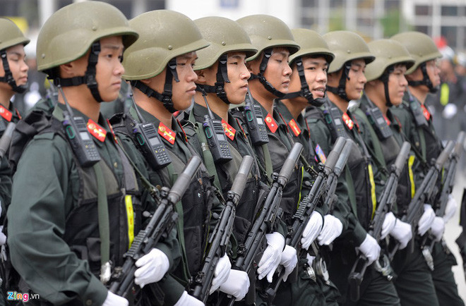 MP5 cũng có rất nhiều phiên bản, trong đó có những phiên bản với ống giảm thanh được gắn chết vào đầu nòng (MP5SD), phù hợp cho các lực lượng đặc nhiệm tác chiến đòi hỏi tính bí mật của nhiệm vụ. Nguồn ảnh: Zingnews.