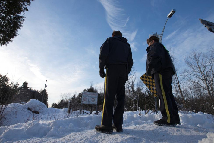 Hai cảnh Canada đang đứng trên quả đồi để theo dõi tình hình ở biên giới Mỹ-Canada. Ảnh Reuters