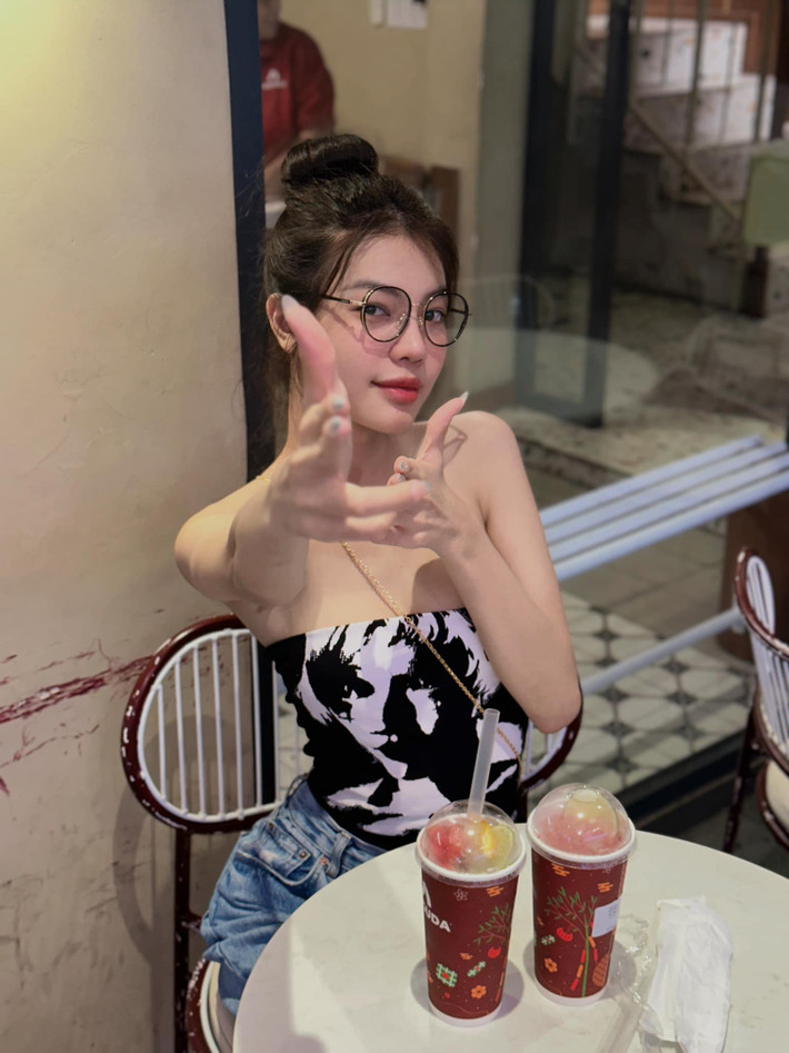 Ngoài đời thường, cô nàng ưa chuộng phong cách thời trang gợi cảm, nữ tính.