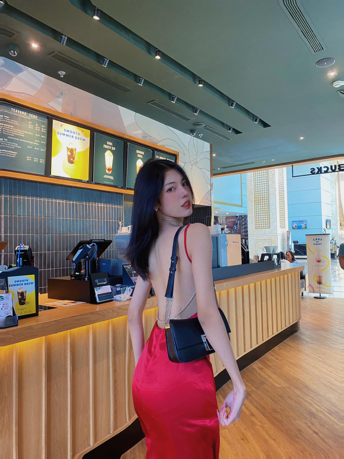 Cô cũng được đánh giá cao bởi kỹ năng ứng xử khéo léo, thông minh. Ảnh: FBNV