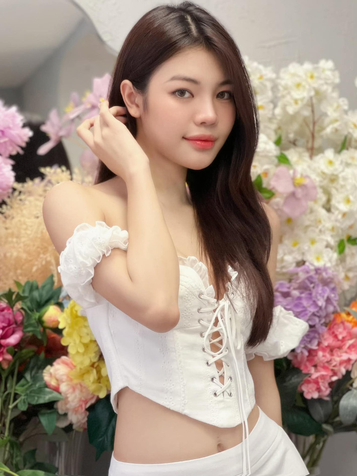 Người đẹp sở hữu chiều cao 1m79 và vòng eo 56cm bé xíu, tất cả tạo nên đôi chân dài miên man cùng đường cong nóng bỏng.