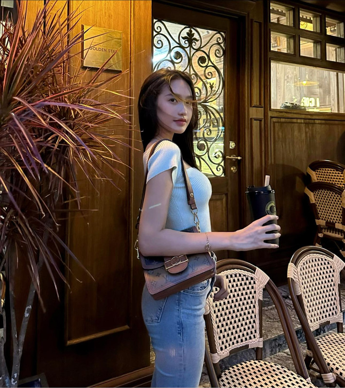 Doãn Hải My hút mọi ánh nhìn bởi visual tự nhiên, trong veo. Có lẽ chính nhờ vào dung mạo trời ban có sẵn nét xinh đẹp mà cô nàng được Joyce Phạm khen không ngớt lời.