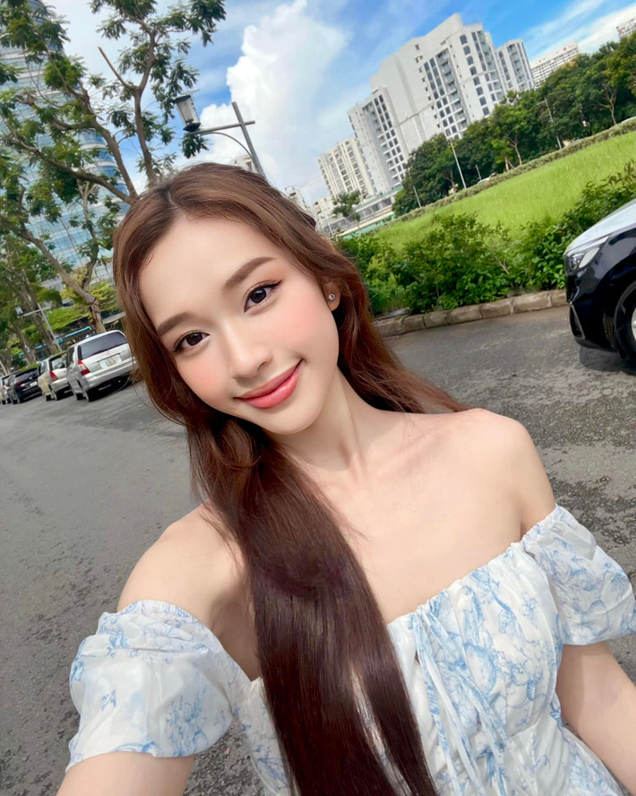 Karty Chang từng là sinh viên của trường Học viện Hàng không, ngoài ra, cô nàng còn là mẫu ảnh có tiếng.
