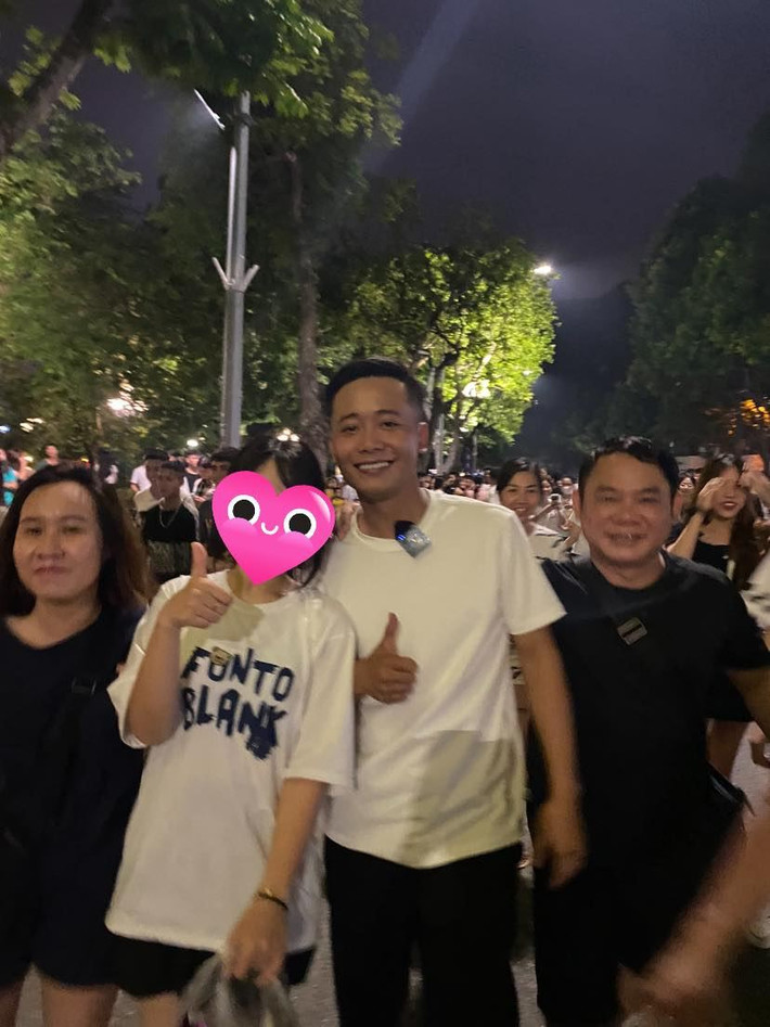 Anh chàng xứ Nghệ còn còn bị fan trêu chọc ngày càng sở hữu "nụ cười công nghiệp" vì phải thường xuyên chụp ảnh tương tác cùng khán giả. Ảnh: Giang Nara