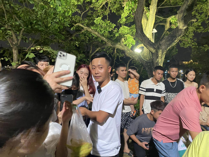 Mới đây, trên 1 diễn đàn mạng xã hội hào hứng chia sẻ những bức ảnh người hâm mộ gặp gỡ Quang Linh Vlog và anh bạn thân Lindo tại phố đi bộ. Ảnh: Giang Nara