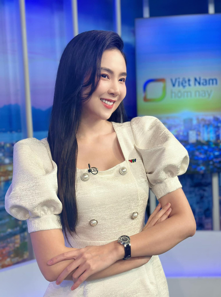 Ít ai biết rằng, Mai Ngọc cũng đau đầu với công cuộc chọn lựa tóc tai ra sao khi xuất hiện trên tivi.