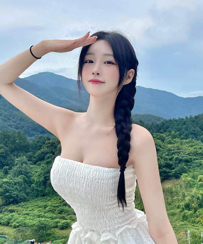 Han Kyung (sinh năm 1998, Hàn Quốc) là hot girl nhận được hơn 1 triệu lượt theo dõi trên hai nền tảng mạng xã hội Instagram và Facebook.