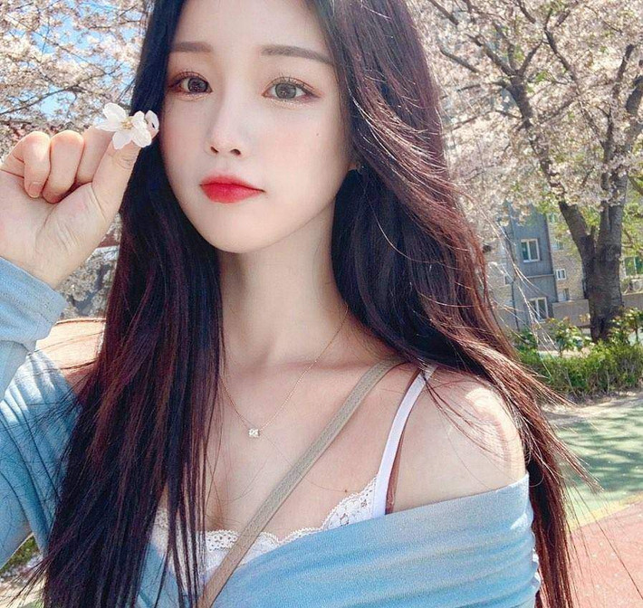 Han Kyung là một những người mẫu mạng nổi tiếng Hàn Quốc. Cô nàng được biết đến với ngoại hình ưa nhìn, nụ cười ngọt ngào, phong cách bắt mắt và tính cách thân thiện.
