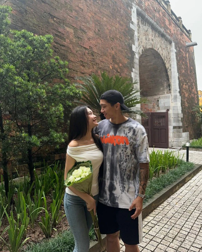 Cả hai chọn một góc Hoàng thành vắng người để ghi lại khoảnh khắc tình tứ bên nhau.